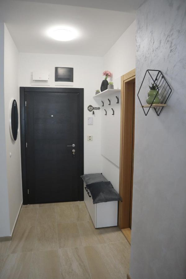Holiday, Leonardo Vi Apartment *